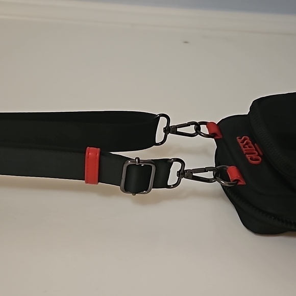 GUESS Black Unisex Crossbody Camera Style Bag - Picture 5 of 8
